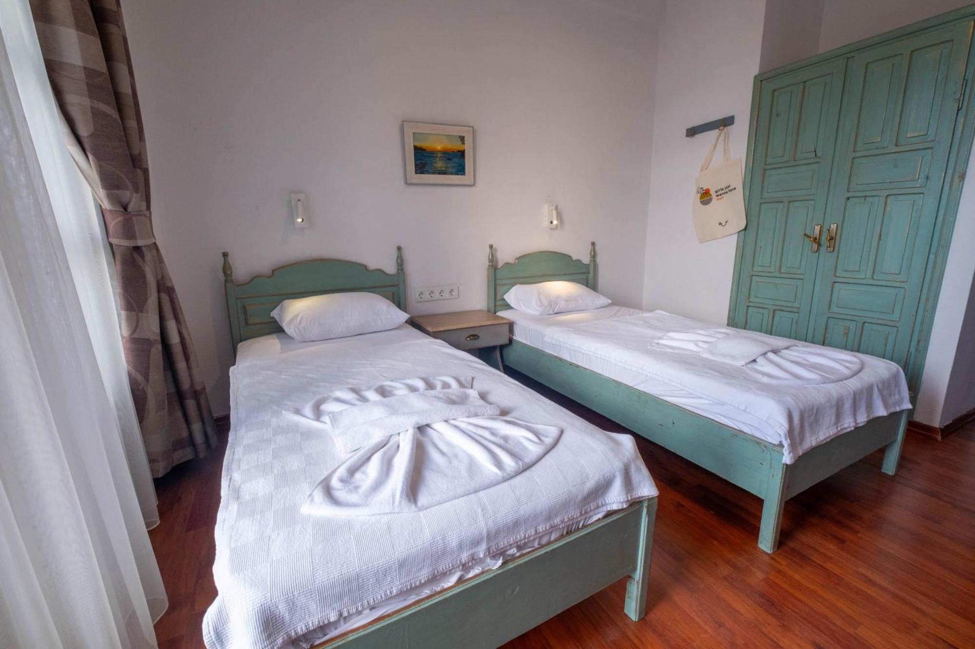 The Diplomat Hotel Турунч Екстериор снимка