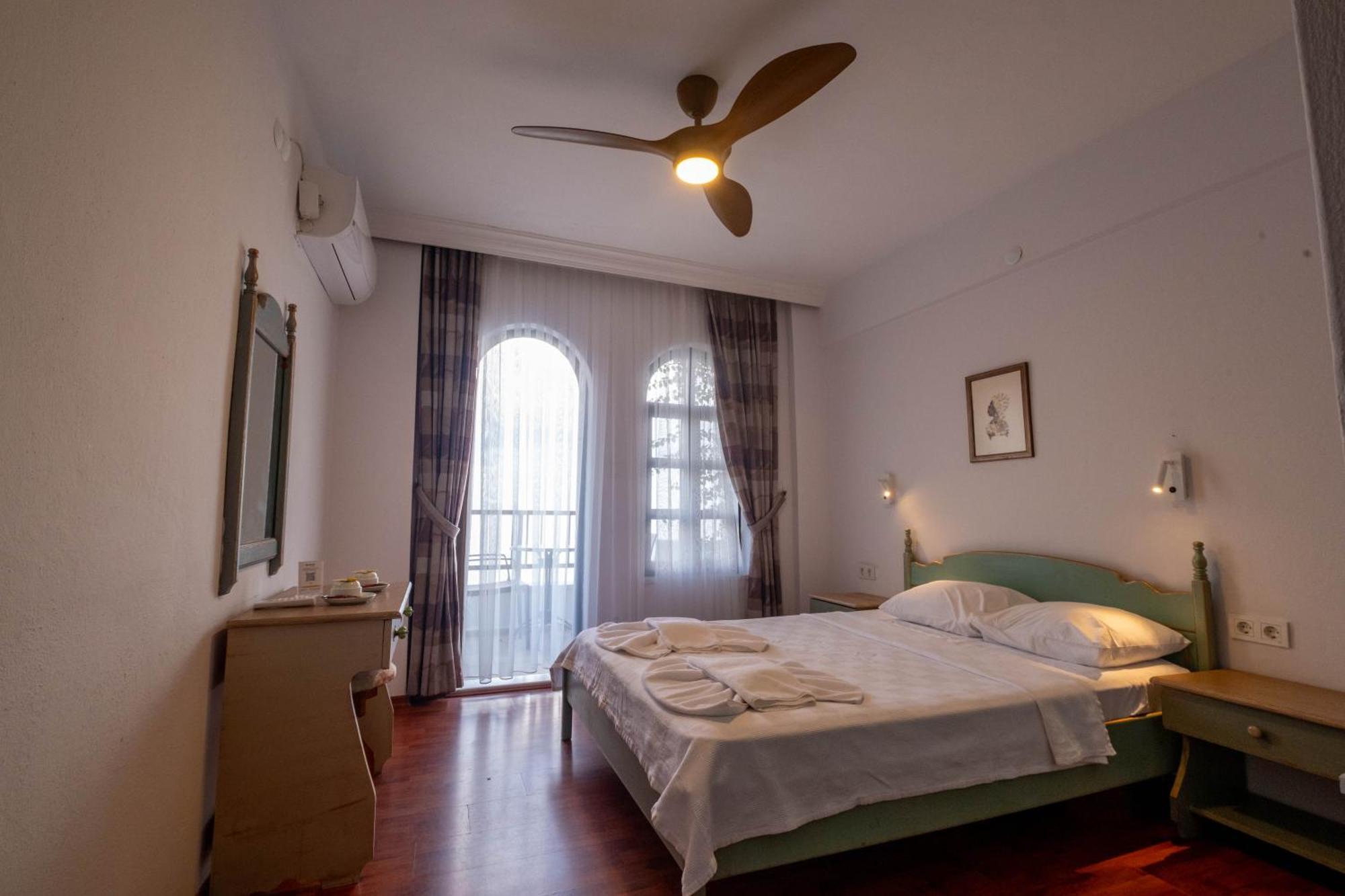 The Diplomat Hotel Турунч Екстериор снимка