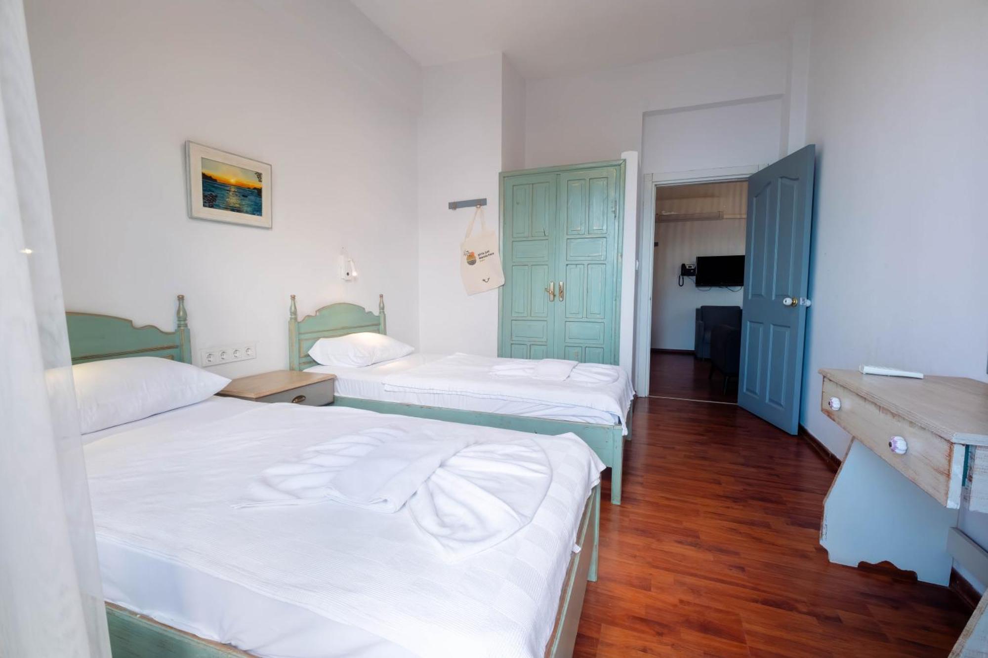 The Diplomat Hotel Турунч Екстериор снимка
