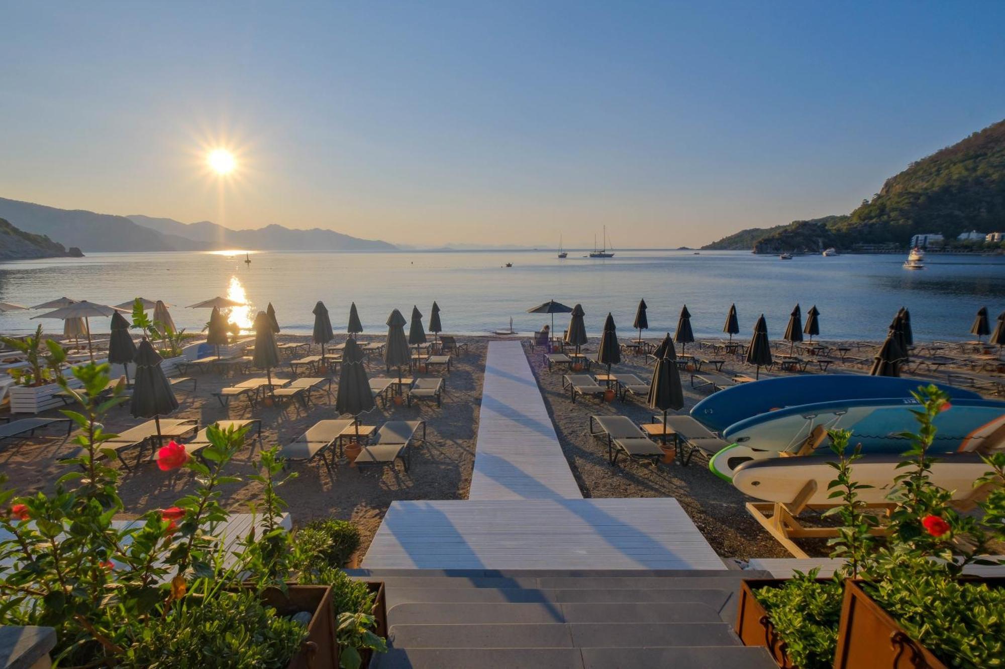 The Diplomat Hotel Турунч Екстериор снимка