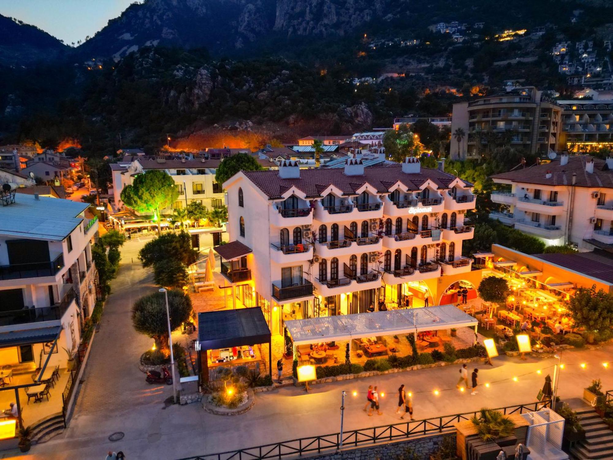 The Diplomat Hotel Турунч Екстериор снимка